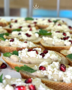 Baguettecrostini mit Auberginencreme, Fetastreusel und Granatapfel