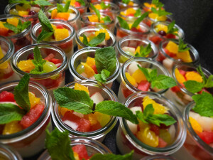 Obstsalat auf Naturjoghurt