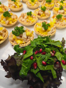 Tartelettes mit gebratener Hähnchenbrust oder geräuchertem Tofu, frischer Mango und Chilli-Crèmefraîche