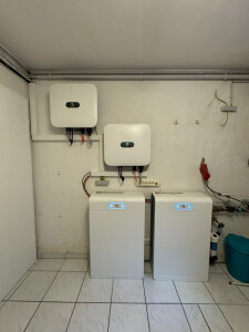 28kWh_großer_Speicher_und_2_Wechselrichter_in_Kaskadenschaltung_von_Huawei_in__mit_Notstrom(Netzersatzfähigkeit)_und_einem_HEMS_in - Kopie.jpeg