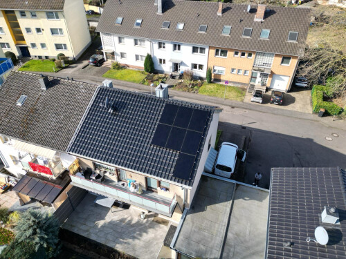 photovoltaik-anlage-bruehl-6-6kwp-aiko-ost-west-drohnenaufnahme.jpeg