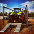 traktor-per-verbreiterbaren-tieflader-auffahrrampen