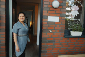 Inhaberin Luksamee vor dem Saloneingang