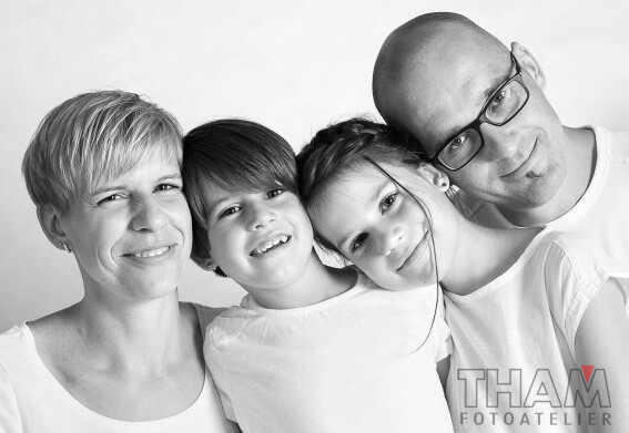 Familie in schwarz-weiß