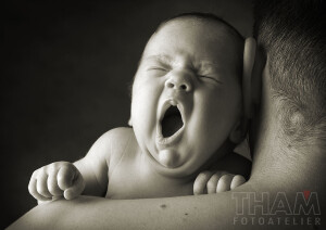 Baby gähnt schwarz-weiß