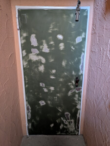 Türe grün geschliffen.jpg