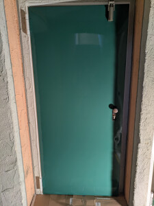 Türe grün lackiert.jpg