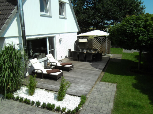 sonnige Terrassen mit ausreichend Gartenmöbeln