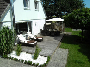 sonnige Terrassen mit ausreichend Gartenmöbeln