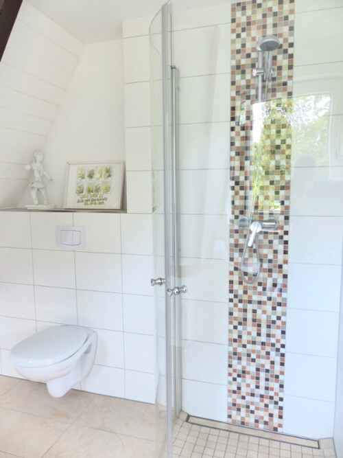moderne Bäder teilweise mit bodengleicher Dusche