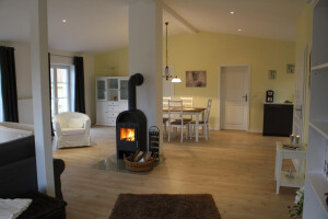 offene Wohnräume mit Kamin