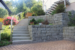 Treppe Mauern Pflanzung.JPG