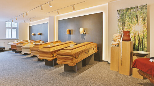 Ausstellungsraum für Urnen und Särge.