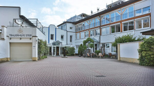 Hof mit Parkplätzen