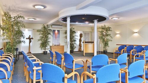 Trauerfeierhalle auch für Urnentrauerfeiern mit Pfarrer oder freiem Redner.