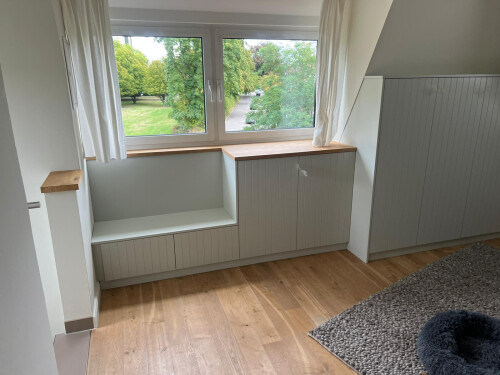 Sitzbank mit Schrank
