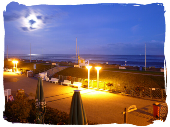 Strand Promenade bei Monduntergang