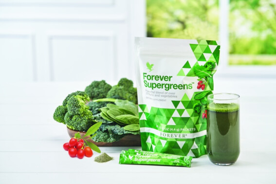 Forever Supergreens enthält über 20 Frucht- und Gemüsesorten sowie Aloe Vera. In Kombination mit Vitamin C, E und Magnesium unterstützen dieser grüne Drink die Leistungsfähigkeit deines Körpers.