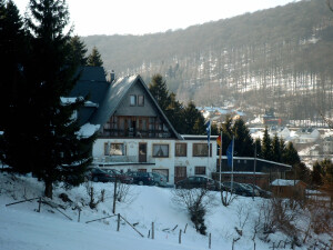 Im Skigebiet direkt an Abfahrt und Lift
