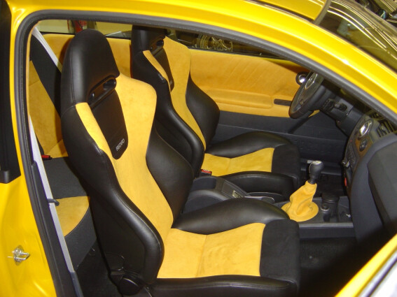 Hier haben wir in eine Renault Megane Recaro Sport Sitze nachgerüstet und komplette Innenausstattung inkl. Himmel, A-, B-,C-Säulen Kunstleder Alcantara gelb angefertigt und montiert.
