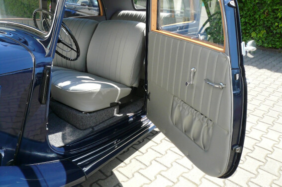 Mercedes 170 (Oldtimer) komplette Innenausstattung inkl. Teppich und Himmel neu angefertigt und montiert.
