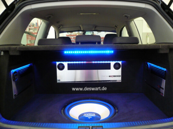 Wir montieren Musikanlagen in jedes Fahrzeug. Hier z.B. eine Audio System Musikanlage in einem VW Golf 5.