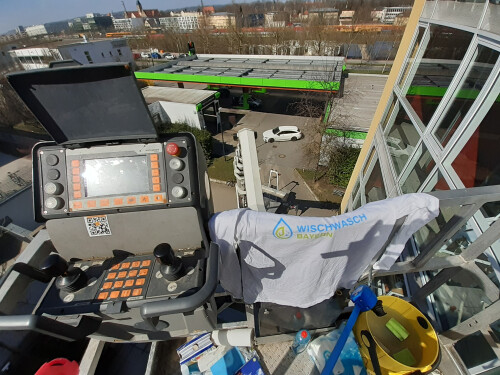 Kein Fenster ist uns zu hoch, wir erreichen sämtliche Höhen