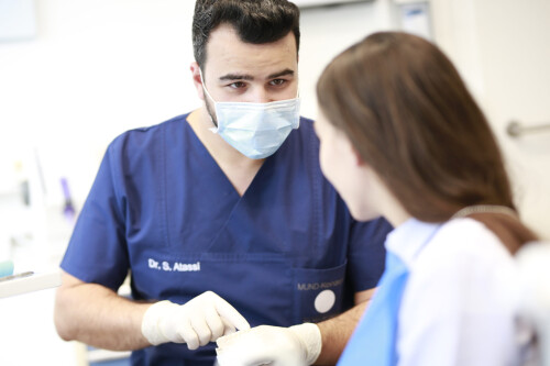 Zahnarzt bei der Behandlung Zahnarztpraxis zak10 - Zahnärzte am Klagesmarkt 10.jpg