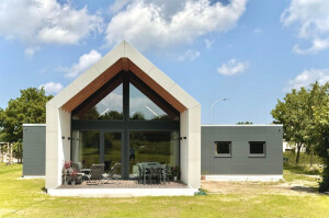 Haus mit Anbau und Carport